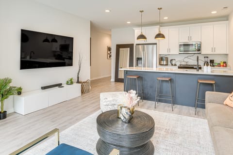 4 Mi to Downtown: Modern Chicago Condo! Apartment in Chicago