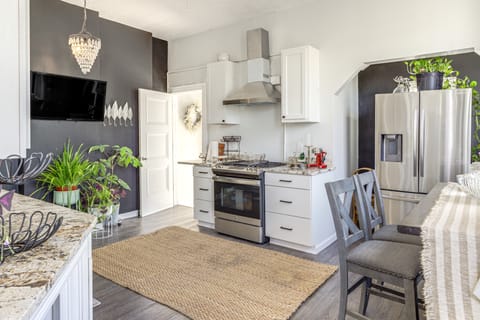 Walkable Apt in York St Historic District Apartment in Newport