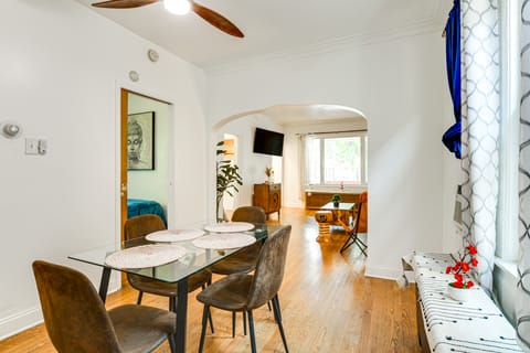 2 Mi to Rainbow Beach Park: South Side Charmer! Apartment in Chicago