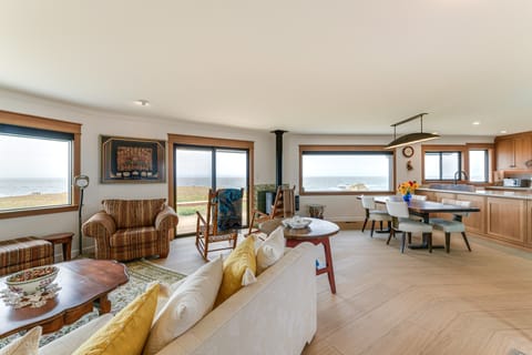 Walk to Beach: Luxury Oceanfront Escape in Caspar House in Caspar