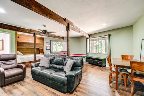 Cabin Getaway Near Big Trees Park: Game Room, Deck House in Dorrington