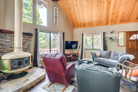 Cabin Getaway Near Big Trees Park: Game Room, Deck House in Dorrington
