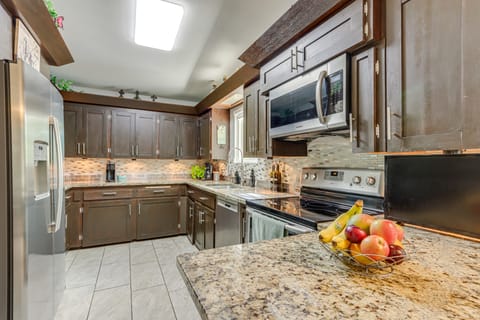 Walk to Lake Fayetteville: Family Retreat w/ Deck House in Springdale