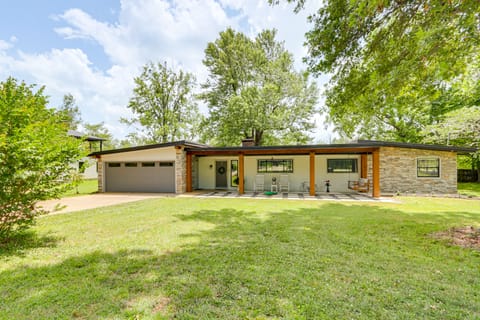 Walk to Lake Fayetteville: Family Retreat w/ Deck House in Springdale
