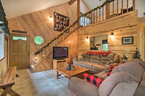 Game Room & Deck: Pet-Friendly Camp Connell Cabin House in Dorrington