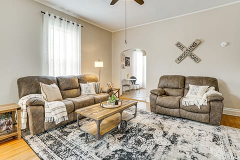 Dog-Friendly Home w/ Yard, 6 Mi to Louisville! House in New Albany