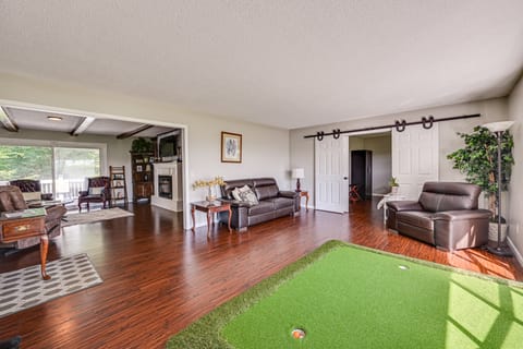 Golf Course Views & Games Galore - Vine Grove Gem! House in Indiana