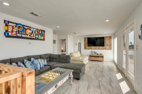 1 Mi to Jamaica Beach: Gem w/ Waterfront Decks House in Jamaica Beach