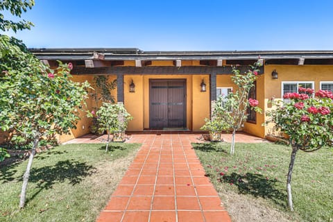Stunning Valley & Mtn Views: Elegant Temecula Home House in Temecula