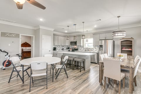 Walk to Beach: Group Getaway in Galveston! House in Hitchcock