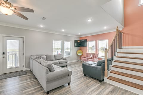 Walk to Beach: Group Getaway in Galveston! House in Hitchcock