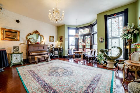 Vintage Studio in Historic Dtwn La Porte! Apartment in La Porte