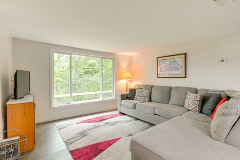 1 Mi to Burr Oak Lake: Home w/ Deck & Patio! House in Ohio