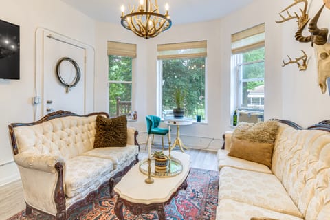 1 Mi to Blue Line: Pet-Friendly Unit in Chicago! Apartment in Chicago