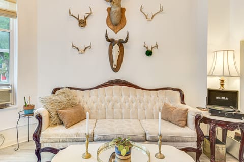 1 Mi to Blue Line: Pet-Friendly Unit in Chicago! Apartment in Chicago