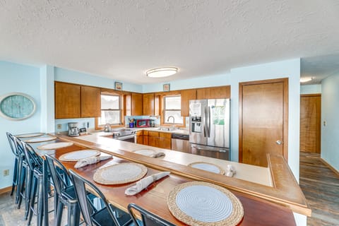 Walk to Beach: Dog-Friendly Home in Lincoln City House in Devils Lake