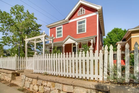 < 1 Mi to Downtown ABQ: Historic Manor w/ Patio! House in Albuquerque