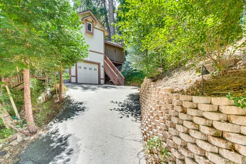 Forest Views & Fire Pit! Cozy Cabin in Crestline House in Crestline
