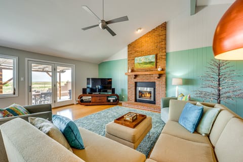 Mtn-View Home w/ Pickleball Court in Louisville! House in Louisville