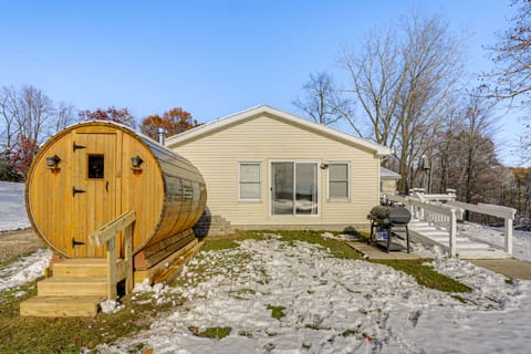 Private Sauna: Lakefront Getaway, 4 Mi to Reading! House in Ohio