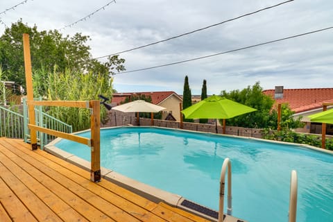 Outdoor Bar & Large Pool: Retro ABQ Retreat! House in Rio Rancho