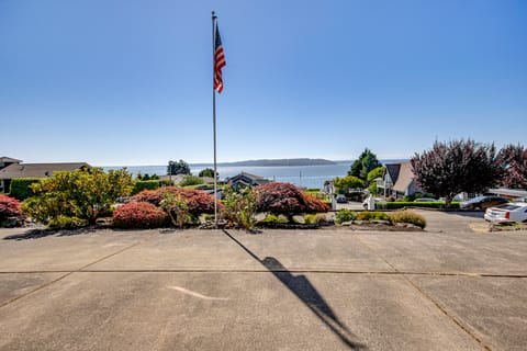 Puget Sound Views: Des Moines Apt w/ Patio Apartment in Des Moines