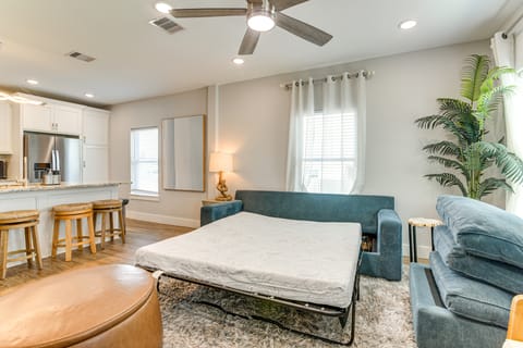 Walk to The Strand: Group Getaway in Galveston! House in Texas City