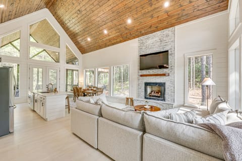 Private Hot Tub: Cabin 13 Mi to Broken Bow Lake House in Oklahoma