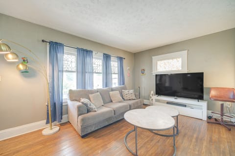 2 Mi to Zoo: Charming Apt w/ Balcony in Cleveland Apartment in Cleveland Heights