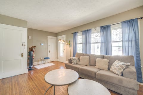 2 Mi to Zoo: Charming Apt w/ Balcony in Cleveland Apartment in Cleveland Heights