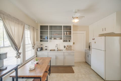 2 Mi to Zoo: Charming Apt w/ Balcony in Cleveland Apartment in Cleveland Heights