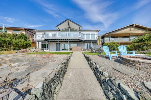 Waterfront Home w/ Dock & Hot Tub in Oak Harbor! House in Whidbey Island