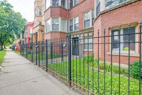 1 Mi to Washington Park: Spacious 1st-Floor Condo! Apartment in Chicago