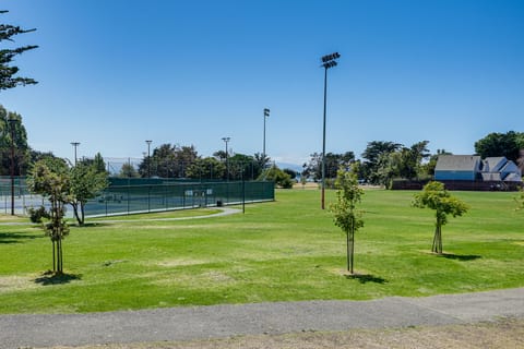Stroll to SF Bay Beaches! Cozy Home in Alameda House in Alameda