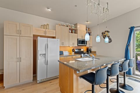 Steps to Pirate Cove: Oregon Coast Condo w/ View Apartment in Depoe Bay