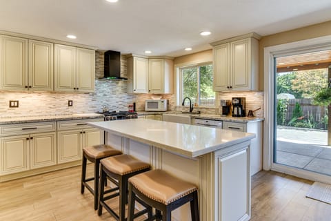 Private Outdoor Space 9 Mi to Downtown Vancouver! House in Vancouver