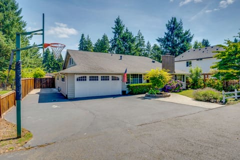 Hot Tub + Sauna: Home 8 Mi to Downtown Tacoma! House in University Place