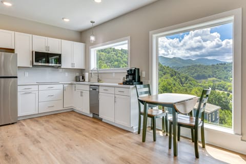Mtn Views & Stunning Fall Hikes: Maggie Valley Apt Apartment in Ivy Hill