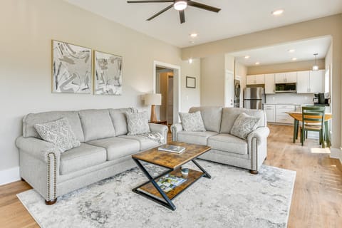 Mtn Views & Stunning Fall Hikes: Maggie Valley Apt Apartment in Ivy Hill