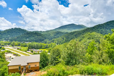 Hike & Ski: Mtn-View Retreat in Maggie Valley! Apartment in Ivy Hill