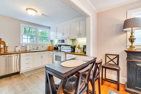 Cookout Ready: Walkable Home in Bearden Village House in Knoxville