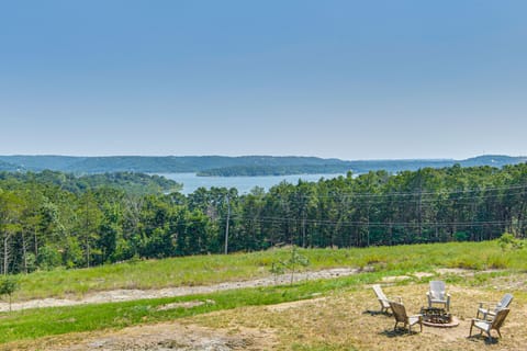 Lake View & Game Room on 3 1/2 Acres, Near Marina House in Table Rock Lake