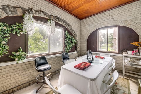 Modern Group Getaway w/ Private Yard in Cincinnati House in Cincinnati