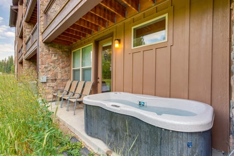 2 Mi to Fraser River Trail: Townhome w/ Hot Tub! Apartment in Fraser