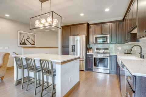 2 Mi to Fraser River Trail: Townhome w/ Hot Tub! Apartment in Fraser