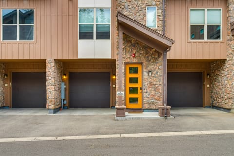 2 Mi to Fraser River Trail: Townhome w/ Hot Tub! Apartment in Fraser