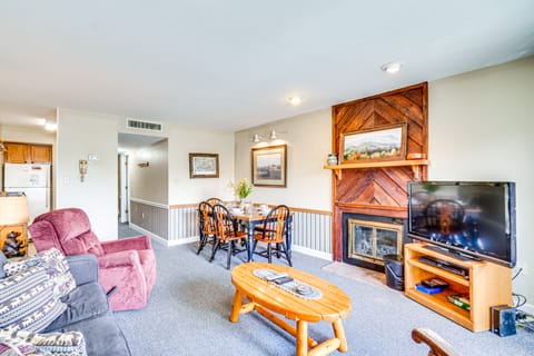 Indoor & Outdoor Pool Access! Condo 3 Mi to GSMNP Apartment in Gatlinburg