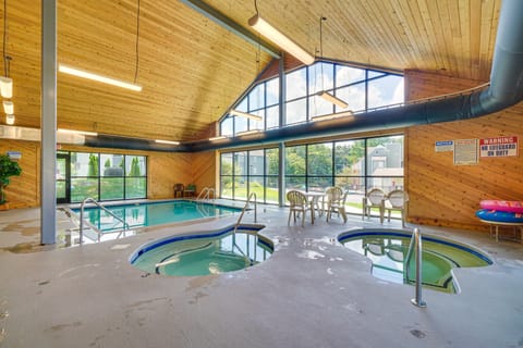Indoor & Outdoor Pool Access! Condo 3 Mi to GSMNP Apartment in Gatlinburg