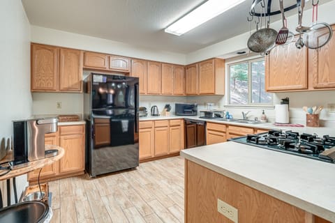 Hike, Swim, Golf: Family Retreat in Arnold! House in Arnold