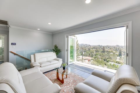 2 Mi to Rose Bowl Stadium: Mtn-View Gem w/ Patio House in Eagle Rock